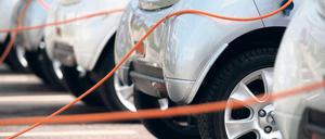 Ein Parkplatz mit Ladesäulen für Elektrofahrzeuge. 