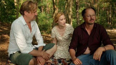 Im Wald von Birkenau. Der Theaterregisseur (Cornelius Schwalm, r.) und die Hauptdarsteller (Franziska Petri, Patrick von Blume) nach dem KZ-Besuch.