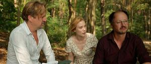 Im Wald von Birkenau. Der Theaterregisseur (Cornelius Schwalm, r.) und die Hauptdarsteller (Franziska Petri, Patrick von Blume) nach dem KZ-Besuch.