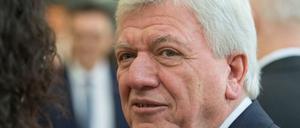 Der designierte Ministerpräsident Volker Bouffier (CDU) kommt zur konstituierenden Sitzung ins Plenum des Landtags.