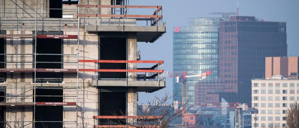 Erleben wir einen "Superzyklus" am Berliner Immobilienmarkt? Das Bild zeigt ein Baugerüst an einem Rohbau von Neubau-Wohnungen in Schöneberg.