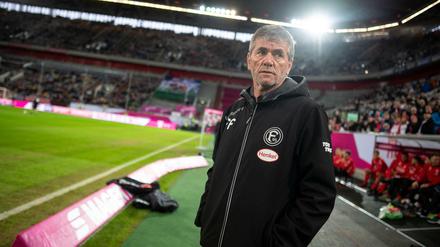 Geht, bleibt, geht, bleibt. Düsseldorfs Trainer Friedhelm Funkel.