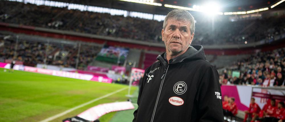 Geht, bleibt, geht, bleibt. Düsseldorfs Trainer Friedhelm Funkel.