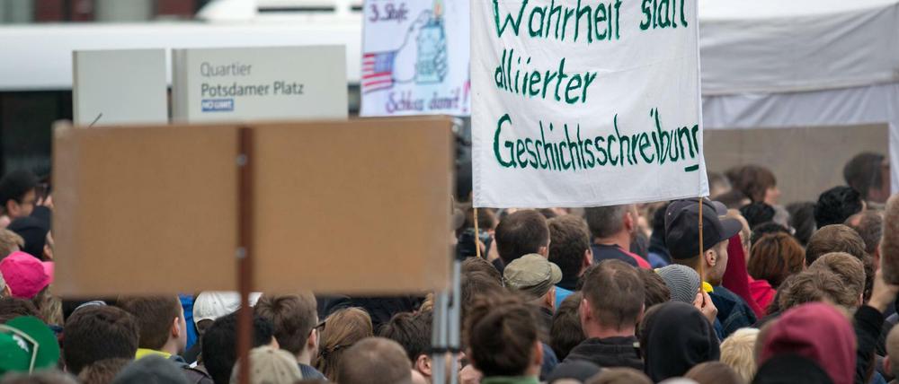 Demo von Verschwörungstheoretikern, Rechten und Populisten auf dem Potsdamer Platz im Oktober 2017.