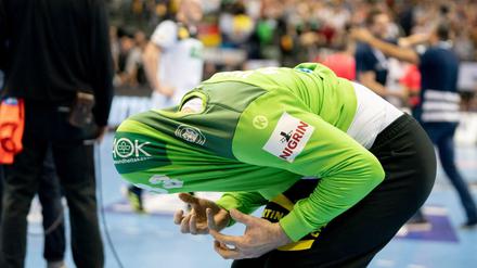 Es ist nicht zu glauben: Deutschlands Torhüter Andreas Wolff hat nach dem Tor zum Spielende sein Trikot über den Kopf gezogen.