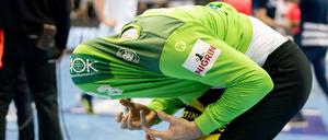 Es ist nicht zu glauben: Deutschlands Torhüter Andreas Wolff hat nach dem Tor zum Spielende sein Trikot über den Kopf gezogen.