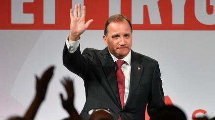 Der schwedische Ministerpräsident Stefan Löfven winkt nach der Parlamentswahl seinen Anhängern zu. 