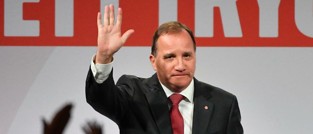 Der schwedische Ministerpräsident Stefan Löfven winkt nach der Parlamentswahl seinen Anhängern zu.