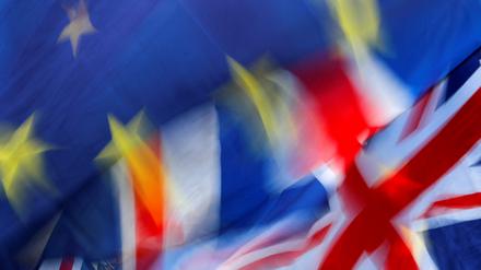 EU-Flagge und Union Jack.