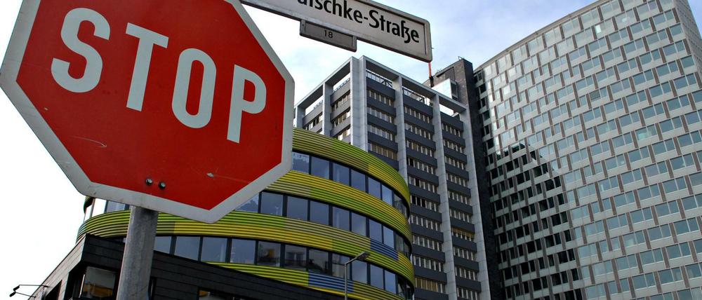 Bis hierher und nicht weiter: Die FDP will den Rückkauf ehemaliger Wohnungen der GSW (Zentrale im Hintergrund) stoppen.
