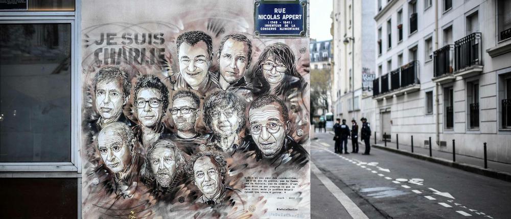 Ein Gemälde erinnert vor dem ehemaligen "Charlie Hebdo"-Gebäude an die Opfer des Anschlags.
