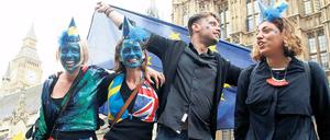 ...doch nun ist es zu spät! Junge Briten protestieren gegen den Brexit. Bei der Abstimmung 2016 haben nur wenige von ihnen mitgewählt.