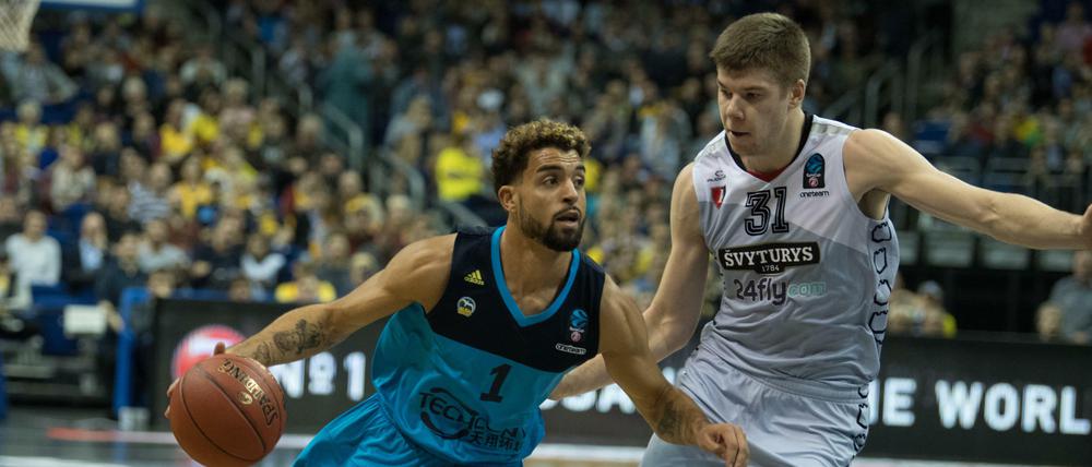 Erst Gegner, nun Teamkollegen: In der vergangenen Saison spielte Rokas Giedraitis (rechts) noch mit Vilnius gegen Albas Joshiko Saibou.