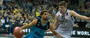 Erst Gegner, nun Teamkollegen: In der vergangenen Saison spielte Rokas Giedraitis (rechts) noch mit Vilnius gegen Albas Joshiko Saibou. 
