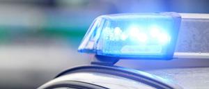 Blaulichter von Polizeifahrzeugen (Symbolbild). 