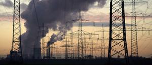 Die Kühltürme des Braunkohle-Kraftwerks Niederaußem. 