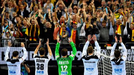Abschied von Berlin. Die deutschen Spieler nach dem Sieg gegen Serbien.