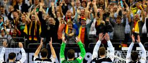 Abschied von Berlin. Die deutschen Spieler nach dem Sieg gegen Serbien.