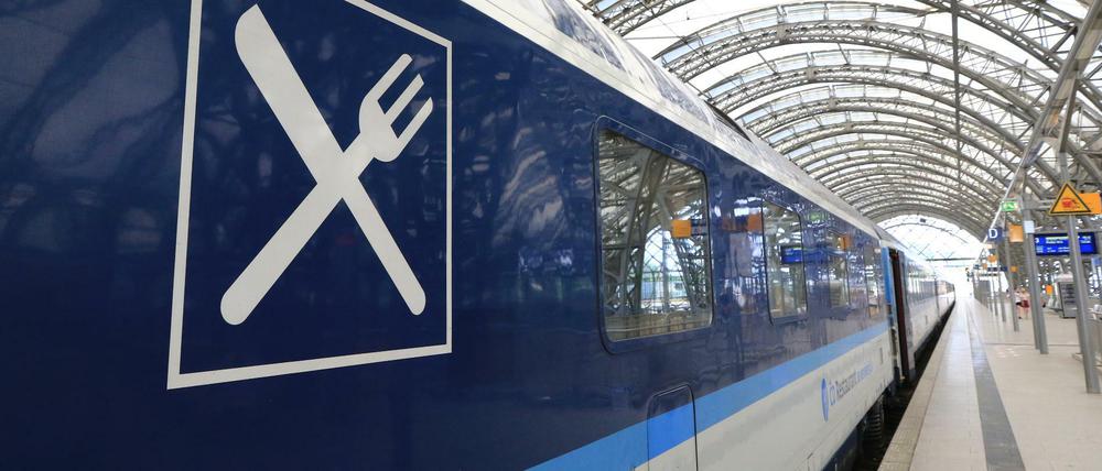 Abfahrt. Im tschechischen Speisewagen kann man auch nach Leipzig zur Buchmesse reisen.