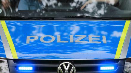 Ein Fahrzeug der Polizei ist im Einsatz (Symbolbild).
