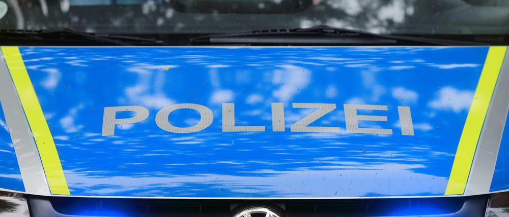 Ein Fahrzeug der Polizei ist im Einsatz (Symbolbild).