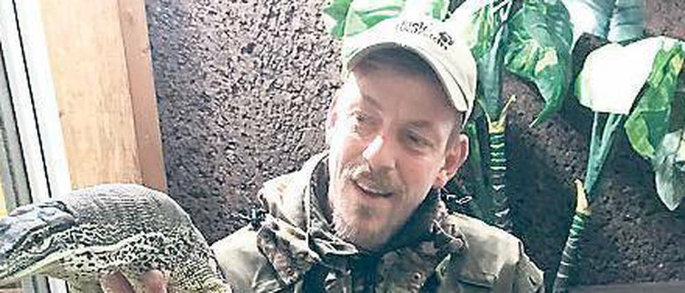 Er gibt den aufgefundenen Tieren eine vorübergehende Heimat: Reptilienschützer Marko Hafenberg, hier mit einem Waran.