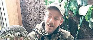 Er gibt den aufgefundenen Tieren eine vorübergehende Heimat: Reptilienschützer Marko Hafenberg, hier mit einem Waran.