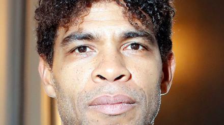Der Rebell. Als Kind übt Carlos Acosta Breakdance in den Straßen von Havanna. Doch sein Vater zwingt ihn zum Ballett.