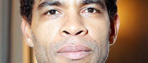 Der Rebell. Als Kind übt Carlos Acosta Breakdance in den Straßen von Havanna. Doch sein Vater zwingt ihn zum Ballett.