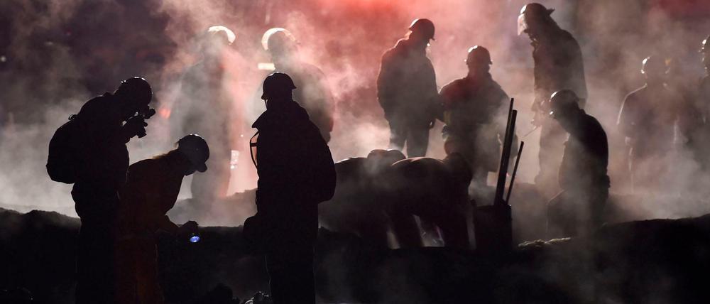 Feuerwehrleute an der Unfallstelle in Mexiko.