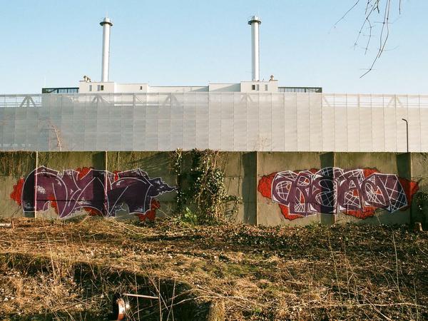 Mauerstück vor der Baustelle des neuen BND-Gebäudes.