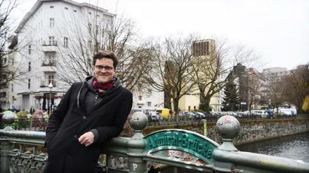 Bodo Wartke, Musiker und Kabarettist, an der Admiralbrücke in Berlin-Kreuzberg. 