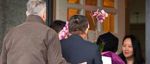 eDie Huawei-Managerin Meng Wenzhou empfängt in Vancouver Besucher, die mit einem Diplomatenkennzeichen gekommen sind. Die Chinesin steht zurzeit in Kanada unter Hausarrest. 