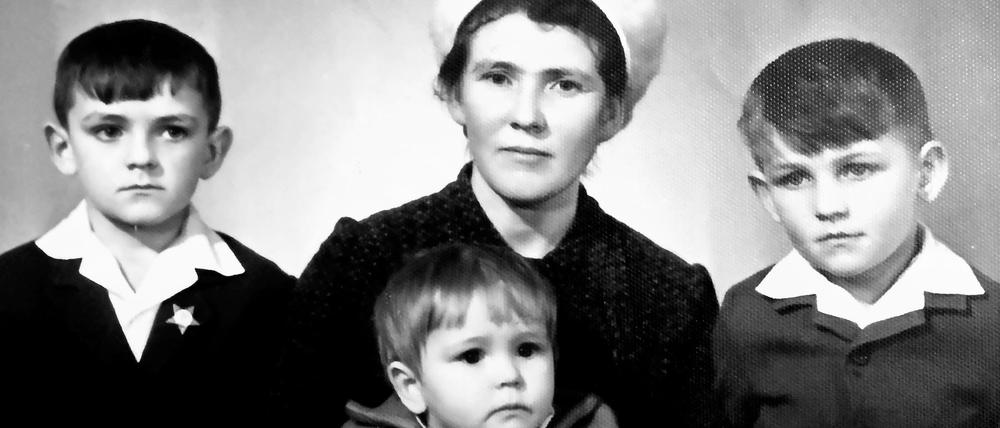 Irma Baisel (1939-2018) mit drei Söhnen, Mitte der 60er Jahre.