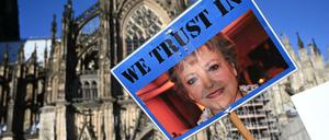 Ein Teilnehmer der Demonstration gegen die Absetzung der ARD Fernsehserie "Lindenstraße" hält ein Schild mit einem Foto der Serienfigur Helga Beimer. 