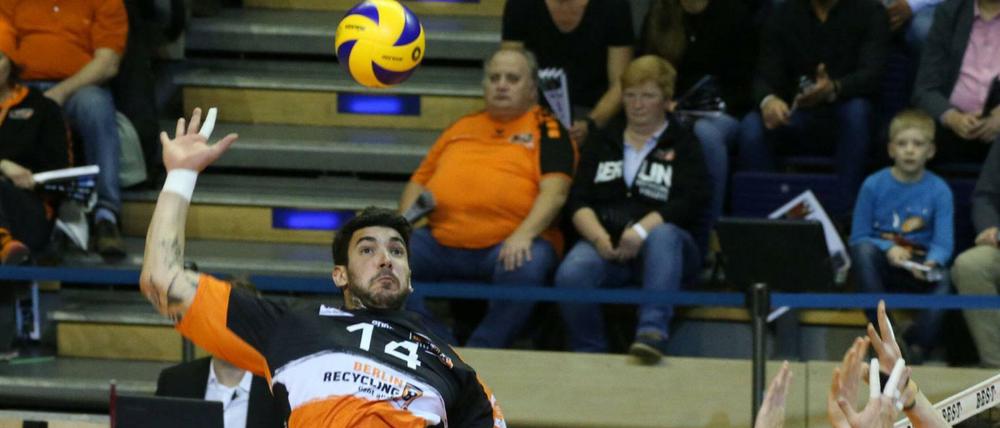 Nicolas Le Goff will konzentrierter auf den Ball schlagen.