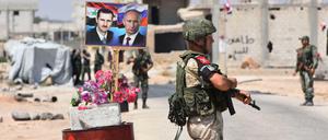 Russische und syrische Soldaten patrouillieren gemeinsam an der Grenze zur nördlichen Provinz Idlib.
