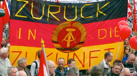 Blühende Landschaften. Wenn Honecker recht behalten hätte, sähe man Fahnen wie diese heutzutage öfter.