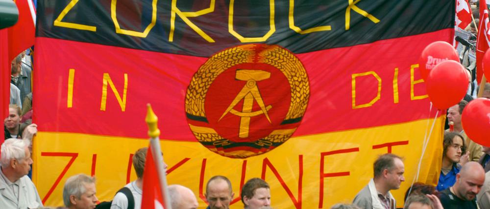 Blühende Landschaften. Wenn Honecker recht behalten hätte, sähe man Fahnen wie diese heutzutage öfter.