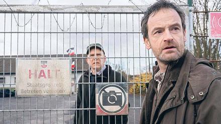An der Grenze. Friedemann Keller (Götz Schubert, links) regiert in seinem „Freien Reich Frieden“, davon will sich Kommissar Peter Faber (Jörg Hartmann) ein Bild machen. 