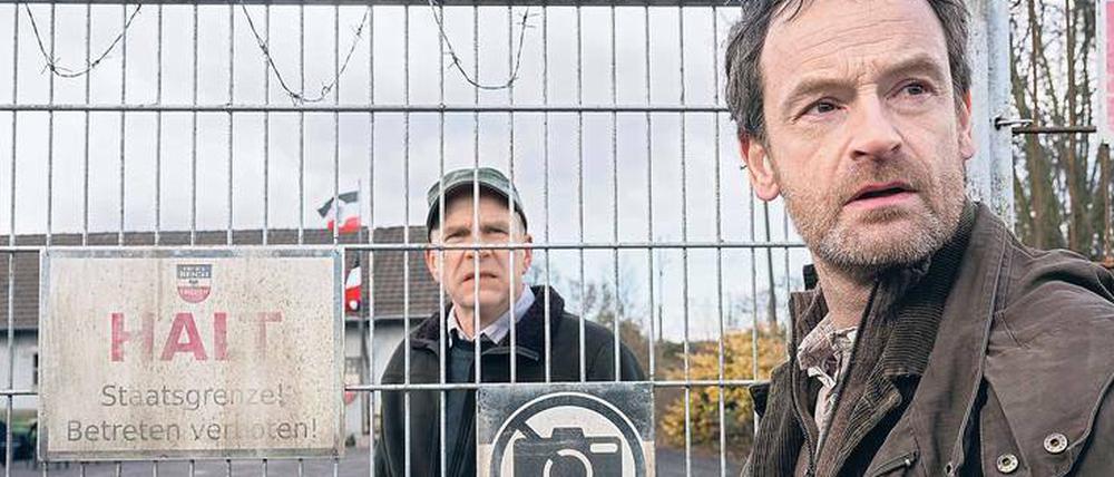 An der Grenze. Friedemann Keller (Götz Schubert, links) regiert in seinem „Freien Reich Frieden“, davon will sich Kommissar Peter Faber (Jörg Hartmann) ein Bild machen.