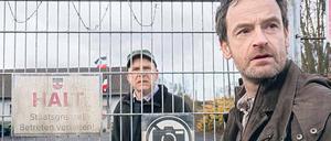 An der Grenze. Friedemann Keller (Götz Schubert, links) regiert in seinem „Freien Reich Frieden“, davon will sich Kommissar Peter Faber (Jörg Hartmann) ein Bild machen. 