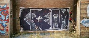 Auf einem Fußballplatz in Kreuzberg hat Kai seine fünf Buchstaben hinterlassen.