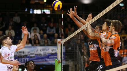 Der Block steht. Die BR Volleys gewannen in eigener Halle gegen Giesen.