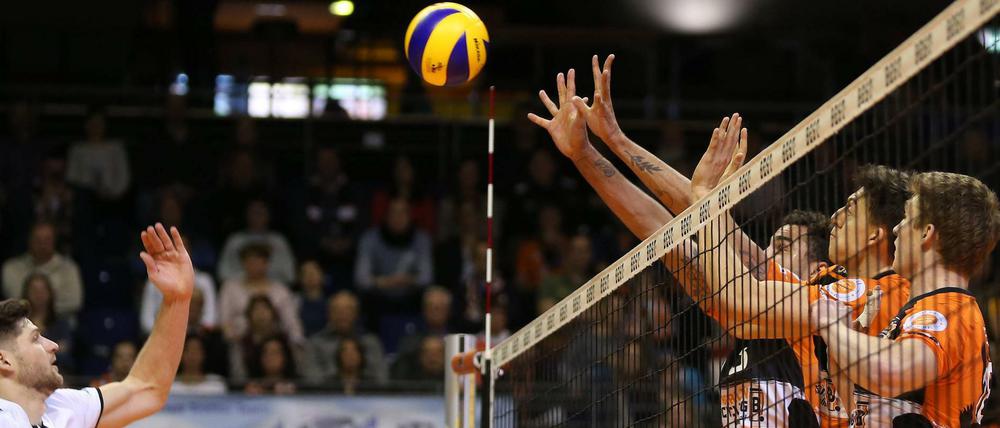 Der Block steht. Die BR Volleys gewannen in eigener Halle gegen Giesen.