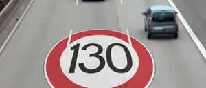 Verkehrsschild mit Höchstgeschwindigkeit 130 km/h auf dem Straßenpflaster einer Autobahn.