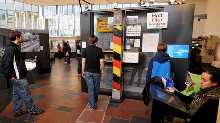 Fließender Übergang. Stünde die Mauer heute noch, wären wahrscheinlich die Grenzkontrollen moderner - hier ein Bild aus dem Tränenpalast.
