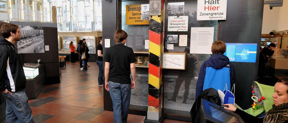 Fließender Übergang. Stünde die Mauer heute noch, wären wahrscheinlich die Grenzkontrollen moderner - hier ein Bild aus dem Tränenpalast.