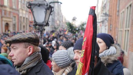 Fahnen mit schwarzem Trauerflor säumen die Straßen Danzigs seit dem Mord an Pawel Adamowicz.