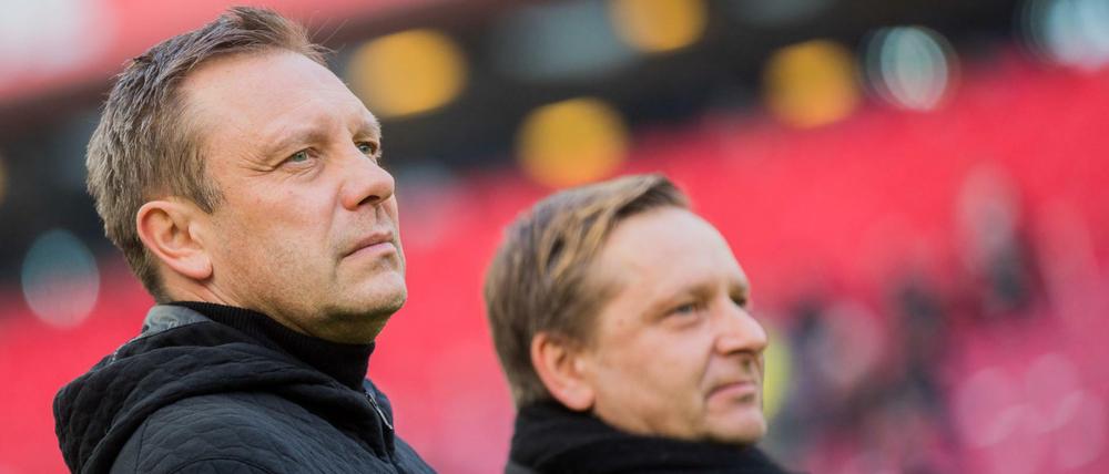 André Breitenreiter (links) wird in Hannover wohl nicht mehr an der Seite von Sportdirektor Horst Heldt stehen.